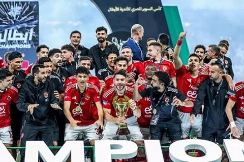 "في قلب الجزيرة".. جلسة تصوير لكأس السوبر بالأهلي (فيديو)